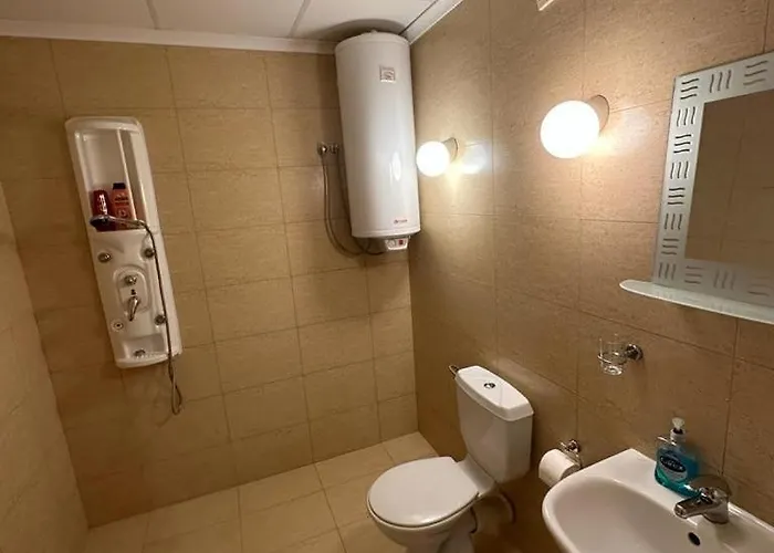 Central, 3 Bedroom At Golden Complex شقة